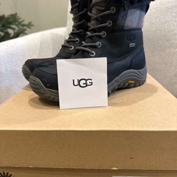 Ugg Women’s Adirondack Boot II Plaid - Picture 1 of 5